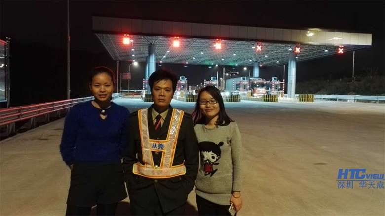 CQ9传奇电子两大美女学习之余不忘与收费站班长交流合影 CQ9传奇电子两大美女学习之余不忘与收费站班长交流合影