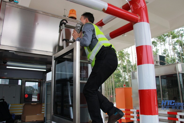 工程师正在安装高速公路对讲广播系统无线终端 工程师正在安装高速公路对讲广播系统无线终端